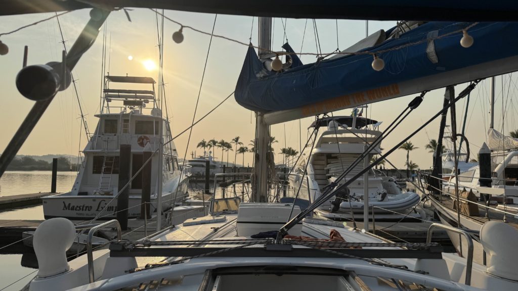 Bootshafen bei Sonnenuntergang mit Palmen