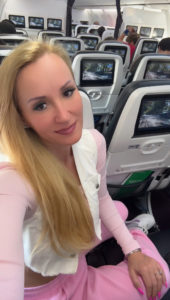 Frau im Flugzeug mit Sitzbildschirmen