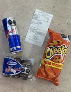 Drei Snacks mit Kassenbon auf einer Oberfläche.