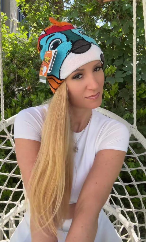 Person mit bunter Mütze in Hängematte