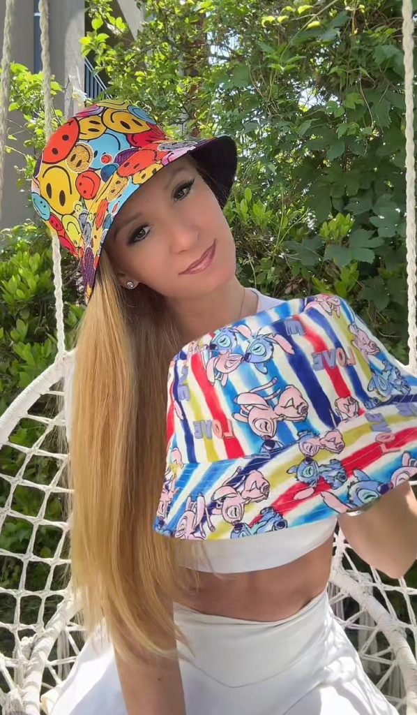 Frau mit bunten Hüten auf Schaukelstuhl