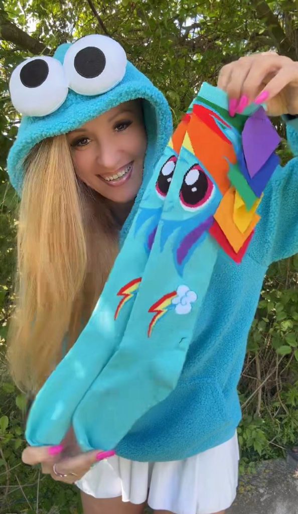 Frau mit bunten Socken und blauem Kostüm