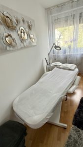 Behandlungsraum mit Liege und Lampe