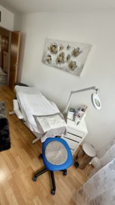 Kosmetikstudio mit Behandlungsstuhl und Werkzeugtisch.