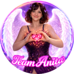 Frau mit Engelsflügeln hält leuchtendes Herz