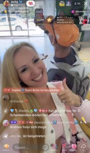 Lächelnde Frau macht Selfie mit Daumen hoch.
