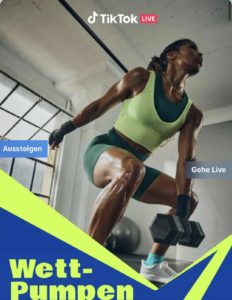 Frau trainiert mit Hanteln im Fitnessstudio.